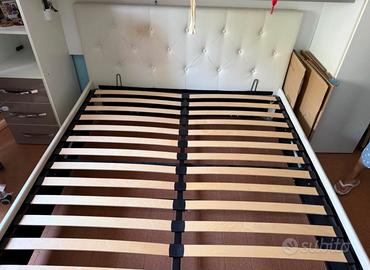 Letto matrimoniale imbottito bianco con rete doghe