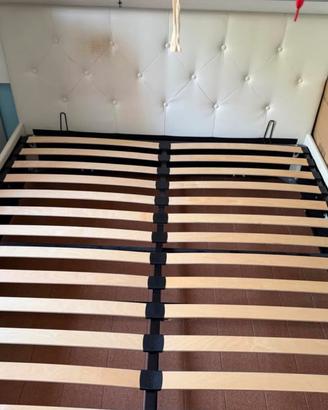 Letto matrimoniale imbottito bianco con rete doghe