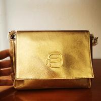 Pochette oro Piquadro per Collistar 