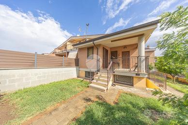 VILLA A SCHIERA A ROMA