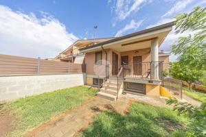 VILLA A SCHIERA A ROMA