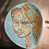 Piatto turchese con viso donna