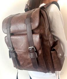 Elegante zaino marrone con tasca porta pc