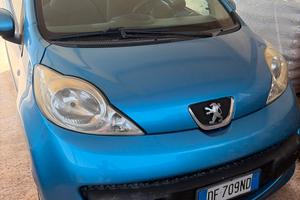 Auto con qualche graffietto dí carrozzeria