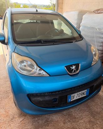 Auto con qualche graffietto dí carrozzeria