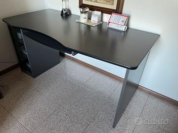 Scrivania moderna da ufficio