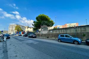 NEGOZIO A NAPOLI