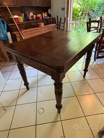 Stupendo tavolo “tedesco” in noce massello