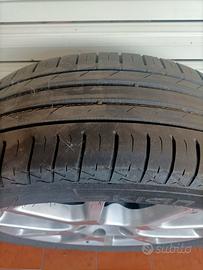 4 cerchi in lega da 19" compreso un treno di gomme