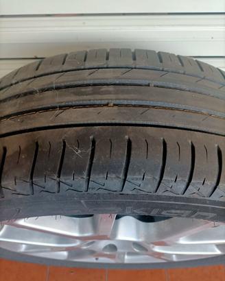 4 cerchi in lega da 19" compreso un treno di gomme