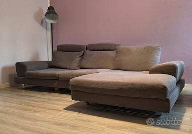 Divano in tessuto grigio