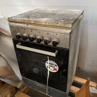 Piano cottura a gas e forno.