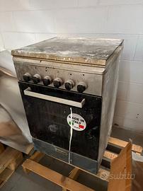 Piano cottura a gas e forno.