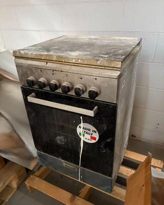 Piano cottura a gas e forno.