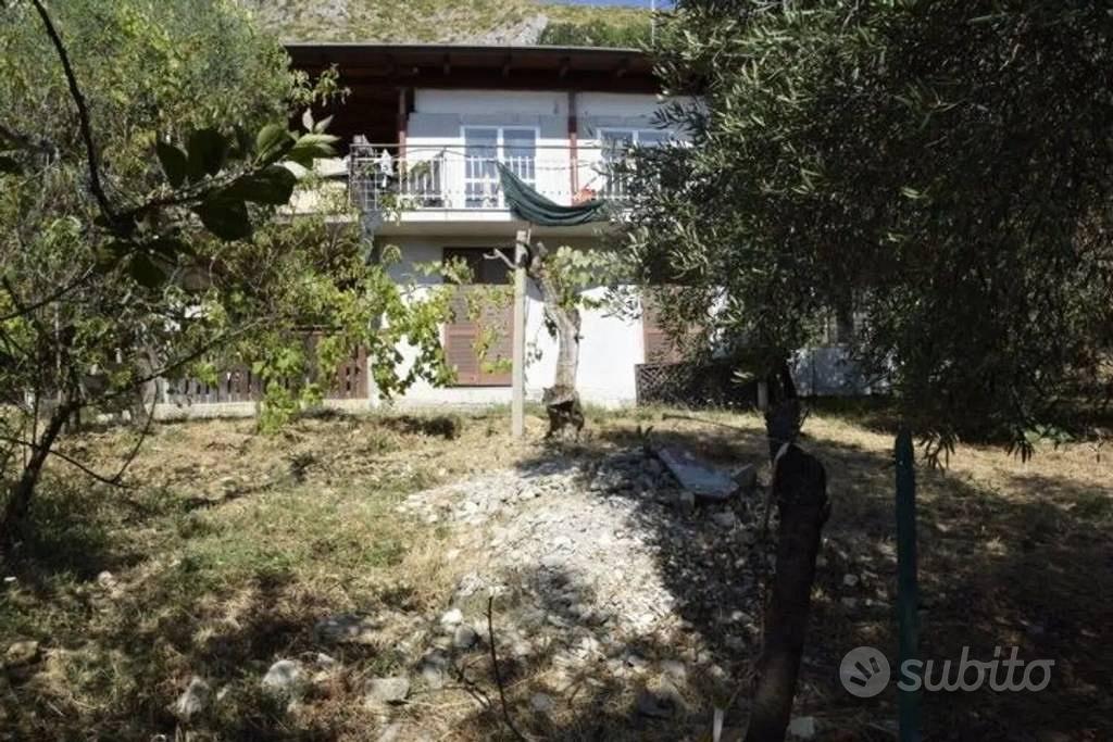 Rustico / Casale di 240 m² con più di 5 locali a F - Vista 5