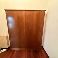 Elegante mobile in legno con specchi