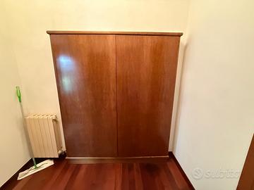 Elegante mobile in legno con specchi