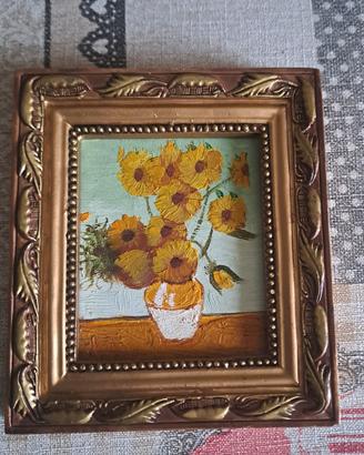 quadrino con cornice antica, vaso con girasoli 