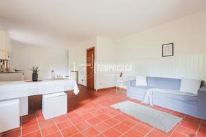 PORZIONE DI BIFAMILIARE CON AMPIO GIARDINO PRIVATO