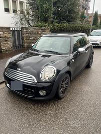 Mini nera benzina per neopatentati