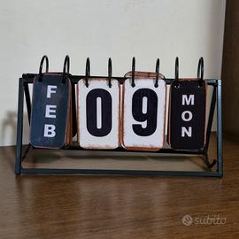 Calendario da tavolo in metallo