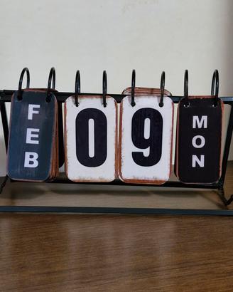 Calendario da tavolo in metallo