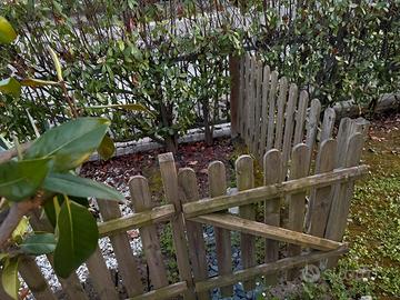 Recinto in legno con cancelletto per giardino