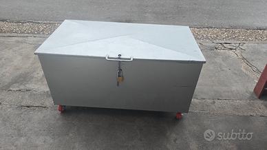 Baule in ferro fatto a mano
