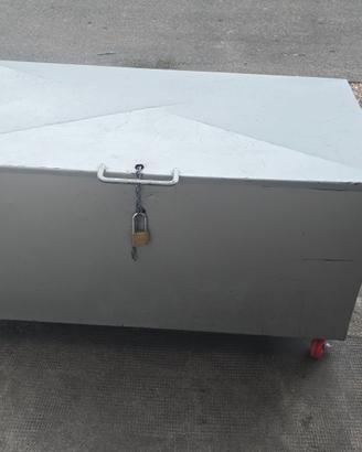 Baule in ferro fatto a mano