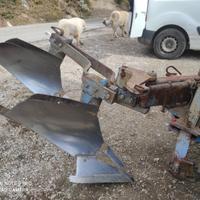 Aratro bivomere+estirpatore a molle