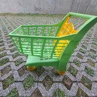 Carrello bimbi con frutta e giochi da spiaggia