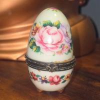 Uovo di porcellana vintage portagioie