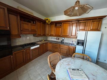 Cucina in vero legno con piano di marmo