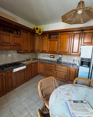 Cucina in vero legno con piano di marmo