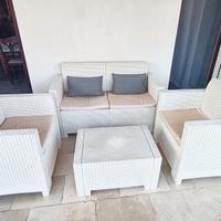 Tavolino e poltroncine da esterno