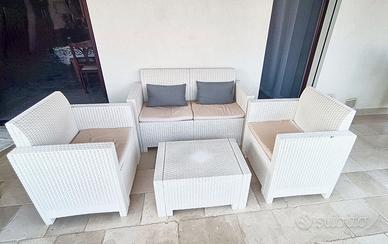 Tavolino e poltroncine da esterno