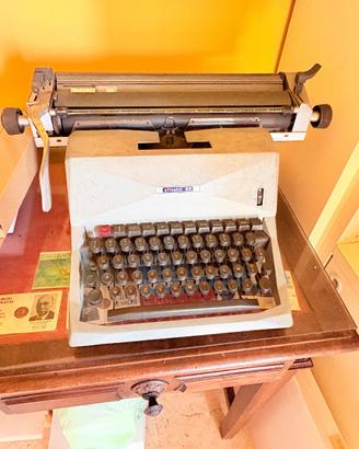 Macchina da scrivere Olivetti lettera 82