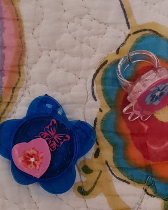 Anello e scatolina con brillantini per bambina