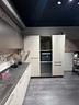 cucina-moderna-con-penisola-tavolo-febal