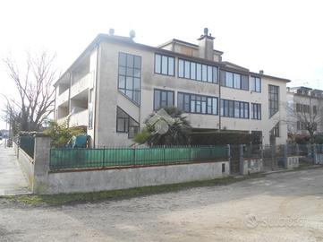 5 LOCALI A COMACCHIO