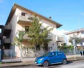 Villetta di testa con giardino VIAREGGIO