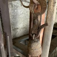 Vecchia bilancia e attrezzi vari