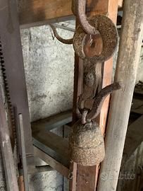 Vecchia bilancia e attrezzi vari