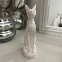 Statua Bastet gatto egizio in pietra bianca
