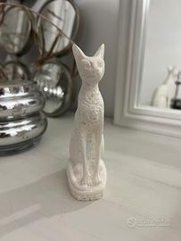 Statua Bastet gatto egizio in pietra bianca