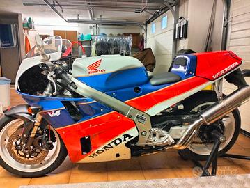 Honda VFR 750 replica RC 30 