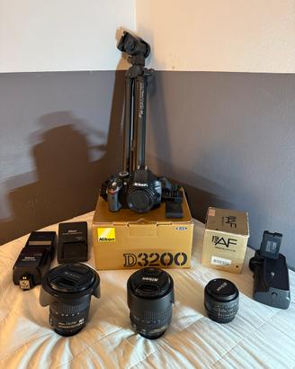 Corredo Nikon AF D3200 + obiettivi e accessori