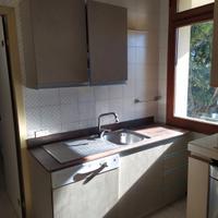 Cucinotto con lavello, lavastoviglie e scolapiatti