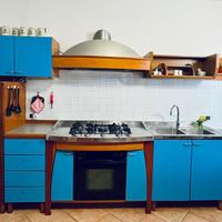 Cucina con forno, piano cottura e cappa