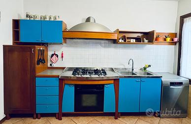 Cucina con forno, piano cottura e cappa